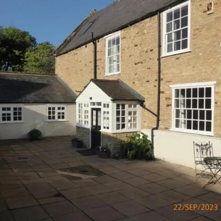 Rent this 4 bed house on White Hart in 39 High Street, Northampton
