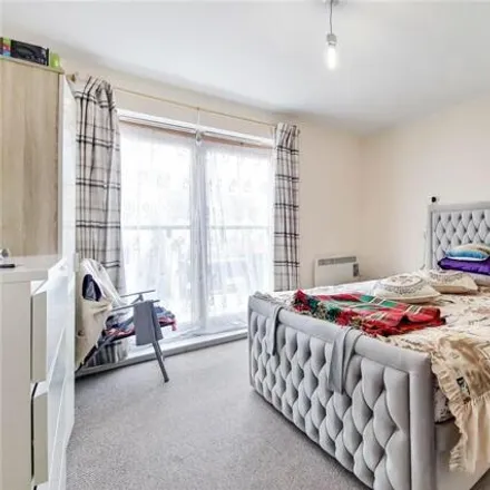 Image 3 - Charcoal Takeout, Normanshire Drive, London, E4 9HE, United Kingdom - Apartment for sale