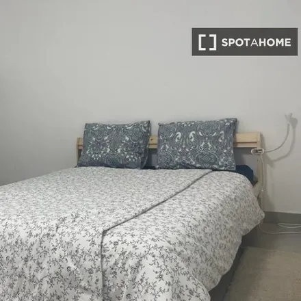 Rent this 6 bed room on Juntomar in Rua Doutor Alberto de Araújo, 2825-294 Costa da Caparica