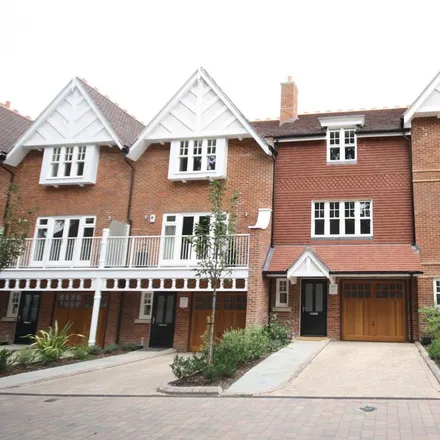 Rent this 4 bed townhouse on Folly Hill Gardens in Maidenhead, SL6 1PG