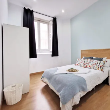 Rent this 4 bed room on Madrid in Calle de Bailén, 39