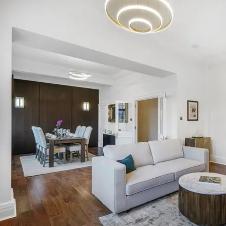 Rent this 4 bed apartment on Chiltern Court in Marylebone Road, London