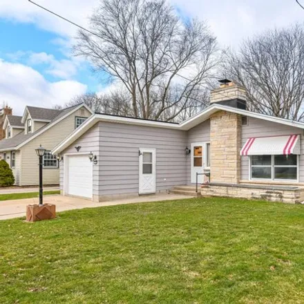 Buy this 3 bed house on 253 North Avenue in Hartland, Waukesha County