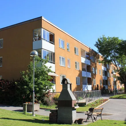 Rent this 3 bed apartment on Vårbacka skola in Vårbackavägen, 143 46 Huddinge kommun