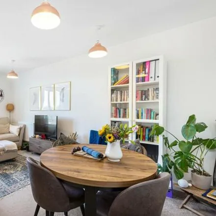 Image 4 - Lambourne House, Apple Yard, London, SE20 8FU, United Kingdom - Apartment for sale