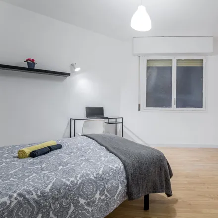 Rent this 5 bed room on Carrer de Roger de Flor in 36, 08018 Barcelona