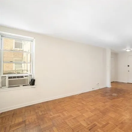 Image 7 - 205 East 238th Street, New York, NY 10470, USA - Apartment for sale