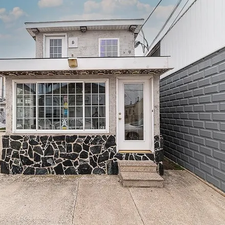 Buy this 2 bed house on 115 East Lincoln Avenue in Wildwood, NJ 08260
