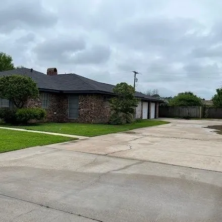 Image 2 - 679 West Kitchen Drive, Port Neches, TX 77651, USA - House for sale