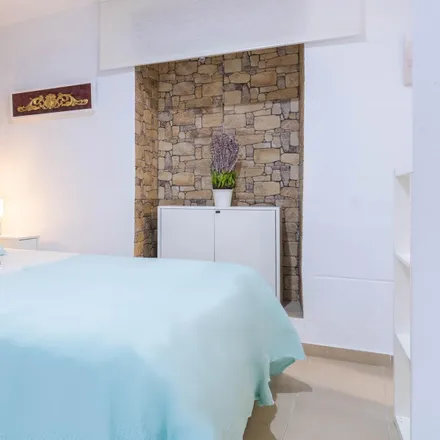 Rent this 1 bed apartment on Tapas y Vinos los Niños del Flor in Calle Leoncillos, 41003 Seville