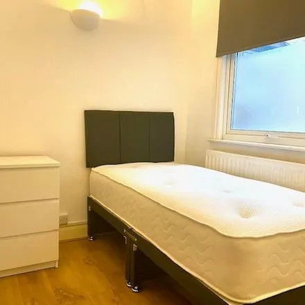 Rent this 1 bed room on Whitehall Gardens in London, W3 9RE