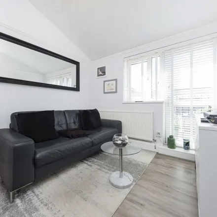 Image 5 - Conistone Way, London, N7 9DE, United Kingdom - Apartment for rent