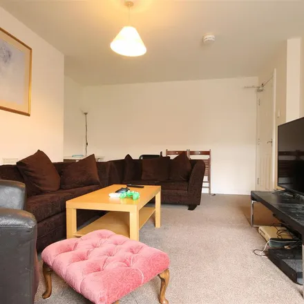 Rent this 6 bed apartment on Simonside Terrace in Newcastle upon Tyne, NE6 5LA