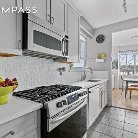Image 4 - 2727 Palisade Avenue, New York, NY 10463, USA - Apartment for sale