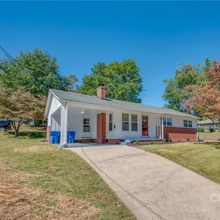 Image 2 - 127 South Mitchell Avenue, Rutherfordton, NC 28139, USA - House for sale