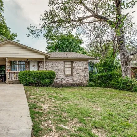 Buy this 3 bed house on 2817 Northwest 31st Street in Fort Worth, TX 76106