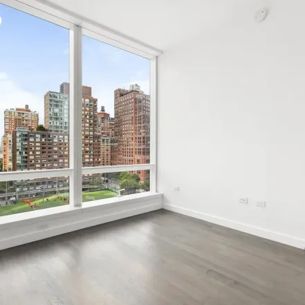 Rent this 3 bed apartment on 103 Murray Street in New York, NY 10007