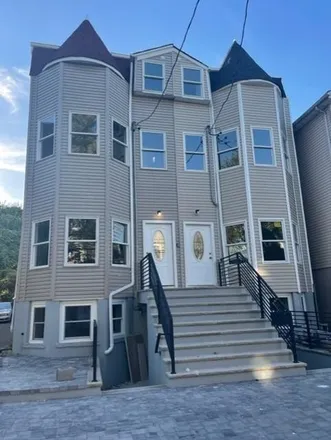 Rent this 4 bed townhouse on Lighthouse Baptist Church in Clerk Street, West Bergen