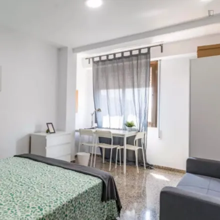 Rent this 5 bed room on Avinguda del General Avilés in 6, 46015 Valencia