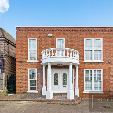 Rent this 5 bed house on Fairholme Gardens in London, N3 3DR