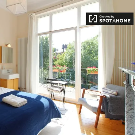 Rent this 4 bed room on Rue Félix Delhasse - Félix Delhassestraat 30 in 1060 Saint-Gilles - Sint-Gillis, Belgium