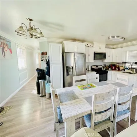 Image 2 - 1618 East 113th Street, Los Angeles, CA 90059, USA - House for sale