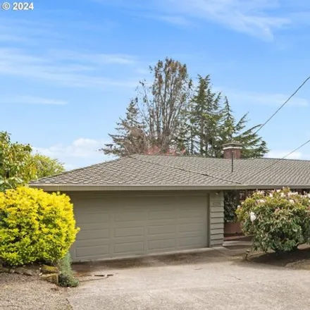 Buy this 5 bed house on 3228 Southwest Hamilton Street in Portland, OR 97239