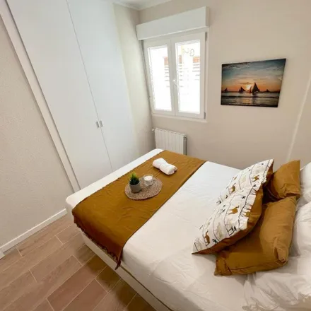 Rent this 5 bed room on Papelería Ana in Avinguda de Valladolid, 46020 Valencia