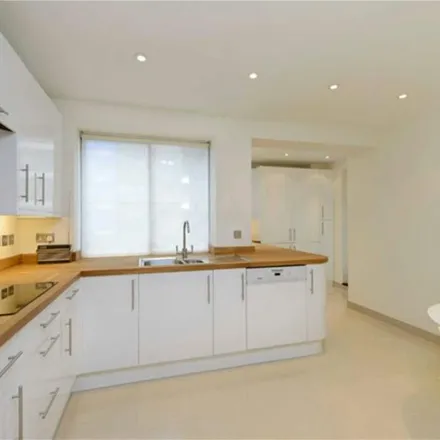 Rent this 3 bed apartment on The Polygon in 89 Avenue Road, London