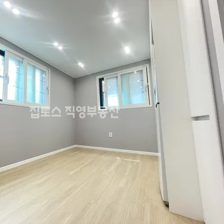 Rent this studio apartment on 서울특별시 관악구 봉천동 41-301