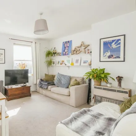 Rent this 1 bed apartment on Balham Park Road in London, SW12 8EA
