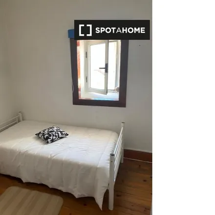 Rent this 5 bed room on Rua Guilherme Gomes Fernandes 25 in 3000-209 Coimbra, Portugal
