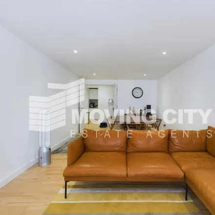 Image 2 - Cotswold Outdoor, Leyden Street, Spitalfields, London, E1 7LL, United Kingdom - Apartment for rent