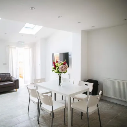Rent this 5 bed room on Metchley Drive in Harborne, B17 0LA