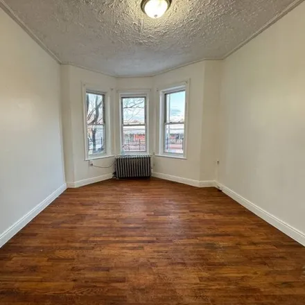 Image 4 - 2110 Chatterton Avenue, New York, NY 10472, USA - House for rent