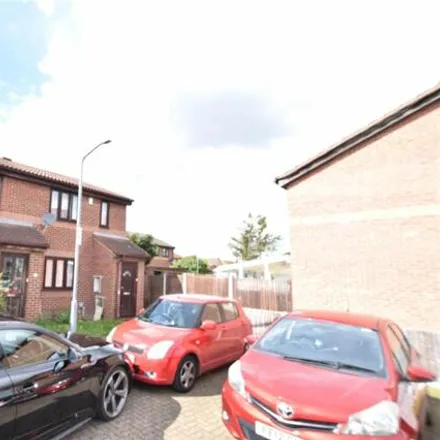 Buy this 3 bed townhouse on Blunden Close in Goodmayes, London