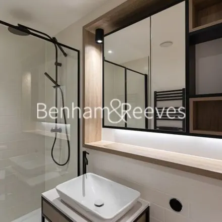 Image 2 - Bechtel House, 245 Hammersmith Road, London, W6 7DN, United Kingdom - Apartment for rent