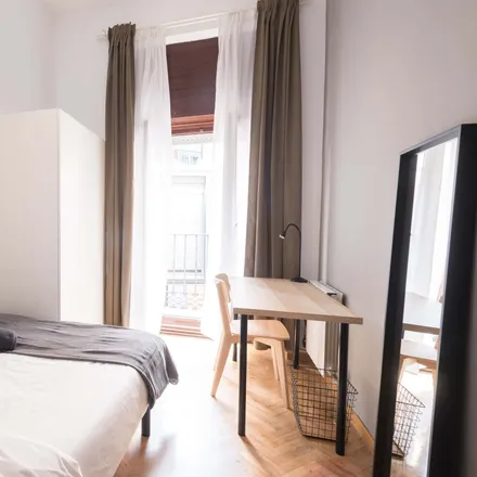 Rent this 6 bed room on Hostal Met Madrid 2 in Costanilla de Santiago, 28013 Madrid