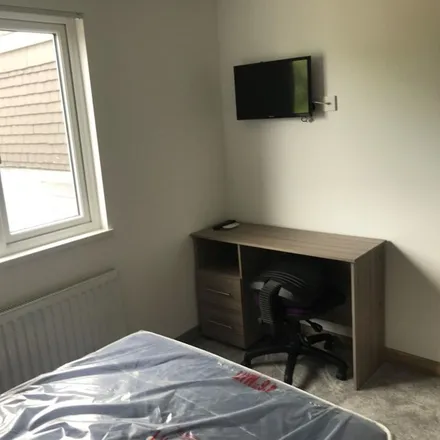 Rent this 6 bed apartment on 218 Hubert Road in Selly Oak, B29 6EP