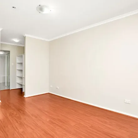Image 3 - Macquarie Towers, 189 Macquarie Street, Sydney NSW 2150, Australia - Apartment for rent