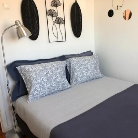 Rent this 2 bed apartment on Bob Burger Hub in Avenida General Roçadas, 1170-284 Lisbon