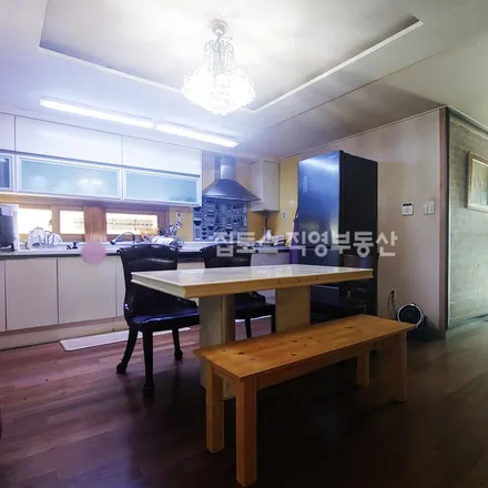 Rent this 3 bed apartment on 서울특별시 송파구 석촌동 278-15
