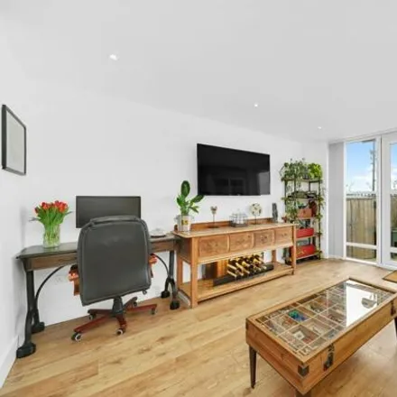 Image 3 - Orion Point, 7 Crews Street, London, E14 3TX, United Kingdom - Apartment for sale