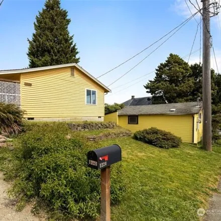 Buy this 3 bed house on 1358 4th Street in Bremerton, WA 98337