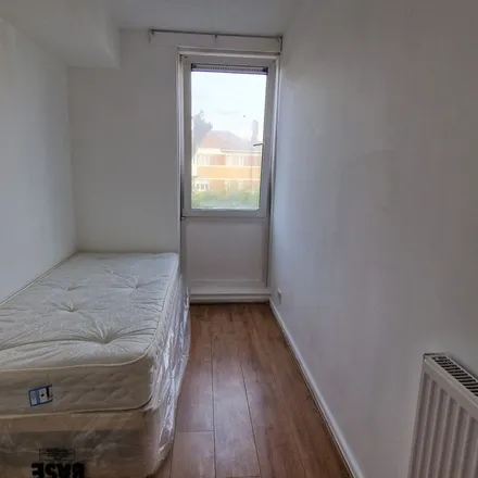 Image 7 - Bow Road, Bromley-by-Bow, London, E3 4DJ, United Kingdom - Apartment for rent