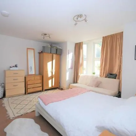 Image 4 - 53 Haselrigge Road, London, SW4 7JJ, United Kingdom - Apartment for rent