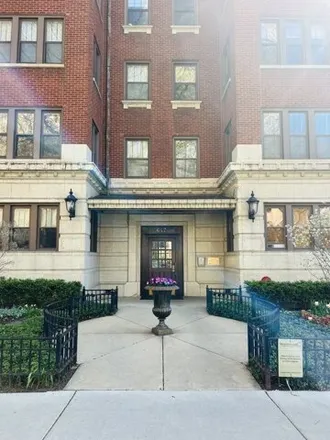 Buy this studio condo on 647 West Sheridan Road in Chicago, IL 60613