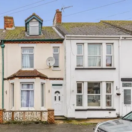 Rent this 3 bed townhouse on Linden Crescent in Folkestone, CT19 5RP