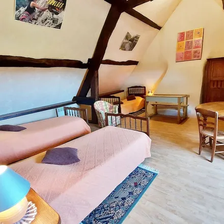 Rent this 3 bed townhouse on 53120 Saint-Aubin-Fosse-Louvain