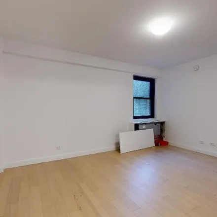 Rent this 3 bed apartment on 222 East 39th Street in New York, NY 10016